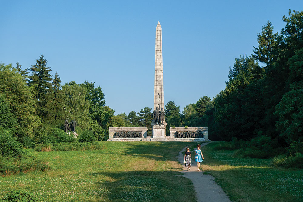 Brotherly Mound Bulgaria.jpg