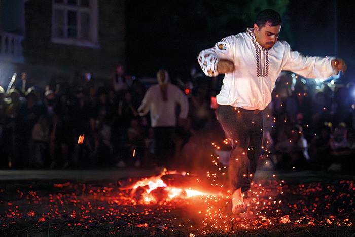 Nestinari Bulgaria dances 4.jpg 