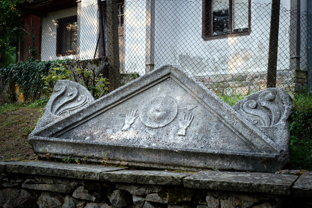 This pediment, now in front of Malko Tarnovo's History Museum, once belonged to the ancient tomb at Mishkova Niva, a stone's throw from Golyamo Gradishte. Mystics claim the shield, the spear and the two palms have secret meaning. In actual truth, this was a popular motif in ancient funerary art. It did hold a symbolic meaning: that the deceased was a&nbsp;soldier