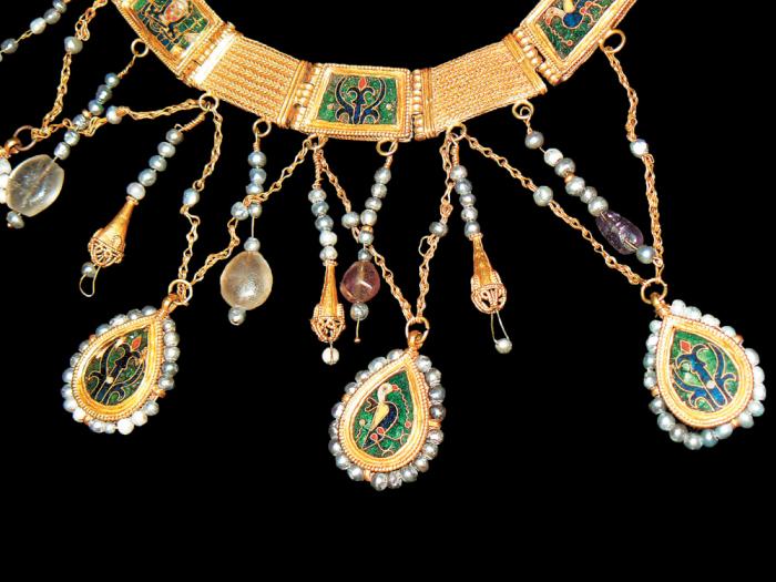 The gold necklace, given by King Peter to his Byzantine wife, was hidden along other treasures during the Battle of Preslav, to be unearthed as late as the 1970s
