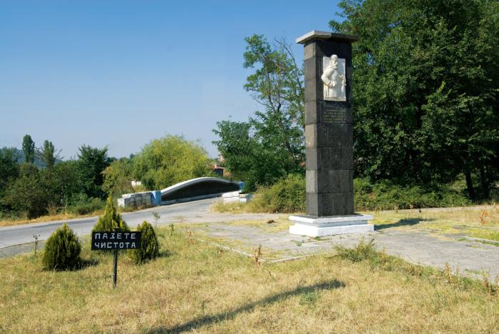 At the beginning of the 20th Century a monument was built in the village of Klokotnitsa where, on 9 March 1230, Ivan Asen defeated Theodore Komnesos of Epius