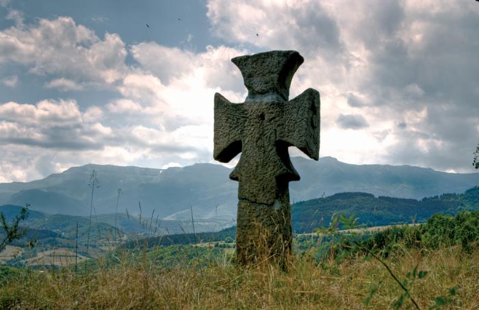 A Celtic-looking cross near Chiprovtsi