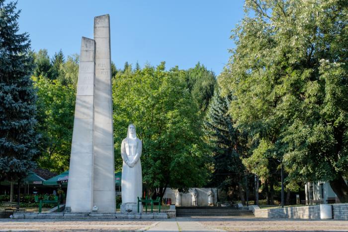 Monuments in Elena's Communist-era square