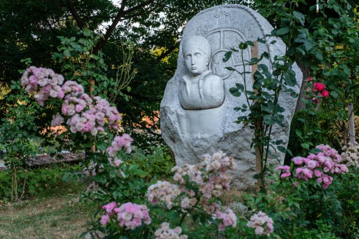 Monument to 19th century painter Zahari Zograf
