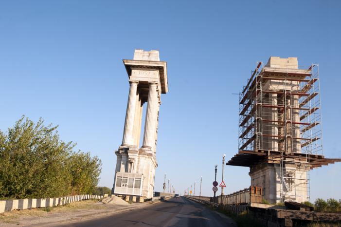 friendship bridge