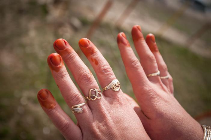 Traditional henna hand decorations are a must for a Ribnovo wedding