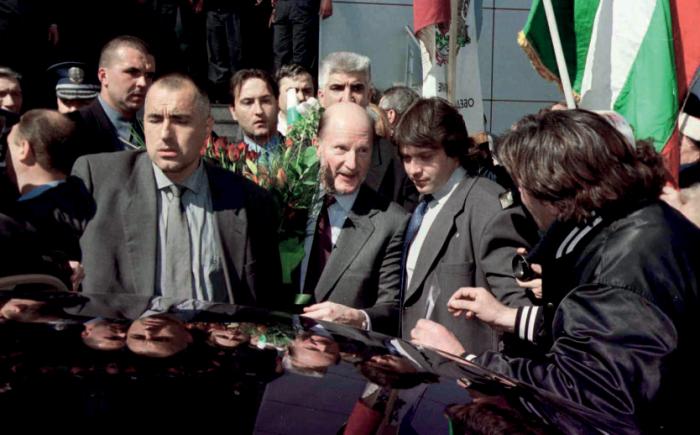 Former king Simeon Saxe-Coburg (middle) returns to Bulgaria. Present Mayor of Sofia Boyko Borisov (lest) was his bodyguard