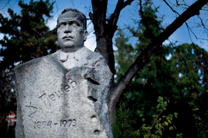 Dimitar Peshev monument