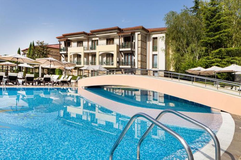 Park Hotel Pirin pool.jpg