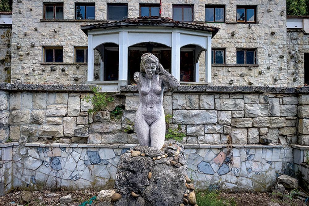 Sexy communist statue bulgaria 11.jpg