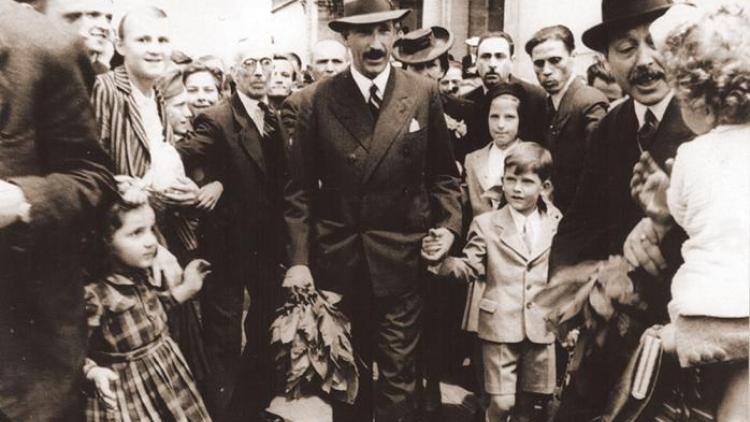 king boris meets people