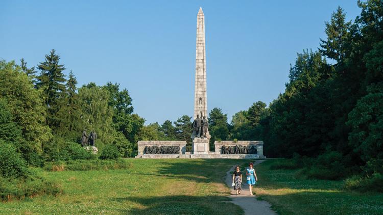 Brotherly Mound Bulgaria.jpg