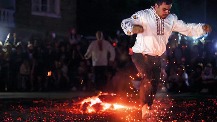 Nestinari Bulgaria dances 4.jpg 