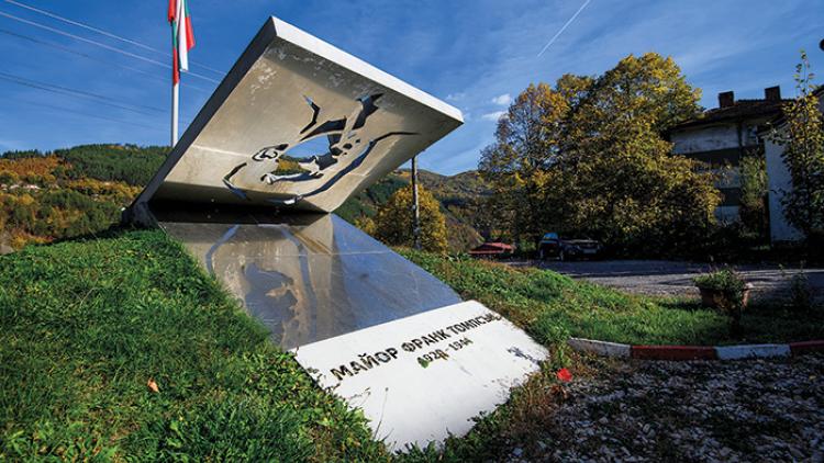 Frank Thompson monument 2.jpg 