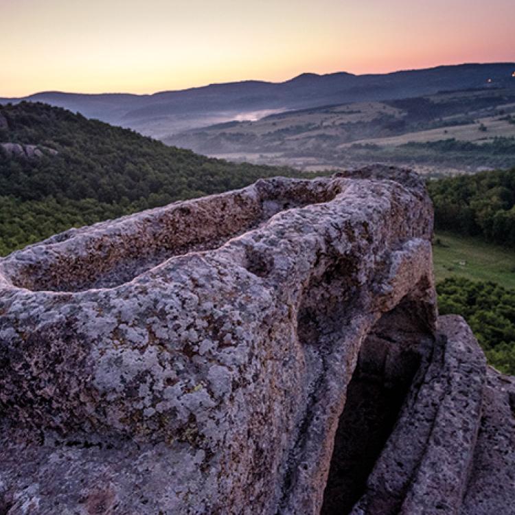 Tatul Thracian rock shrine 8.jpg 
